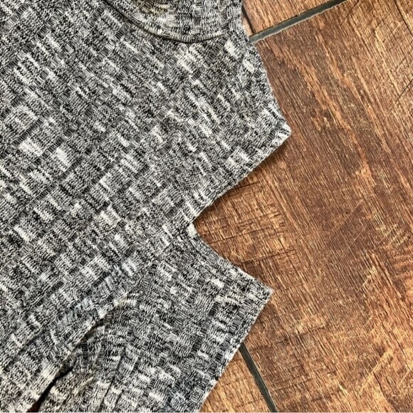 Snap Womens Sz L Cold Shoulder Top Gray Knit - Picture 6 of 8